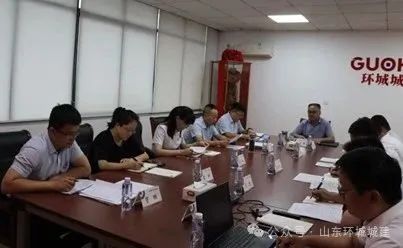 8月8日，環(huán)城城建召開2025年上半年經(jīng)濟(jì)運(yùn)行分析會(huì)，深入貫徹落實(shí)集團(tuán)工作部署，回顧總···
